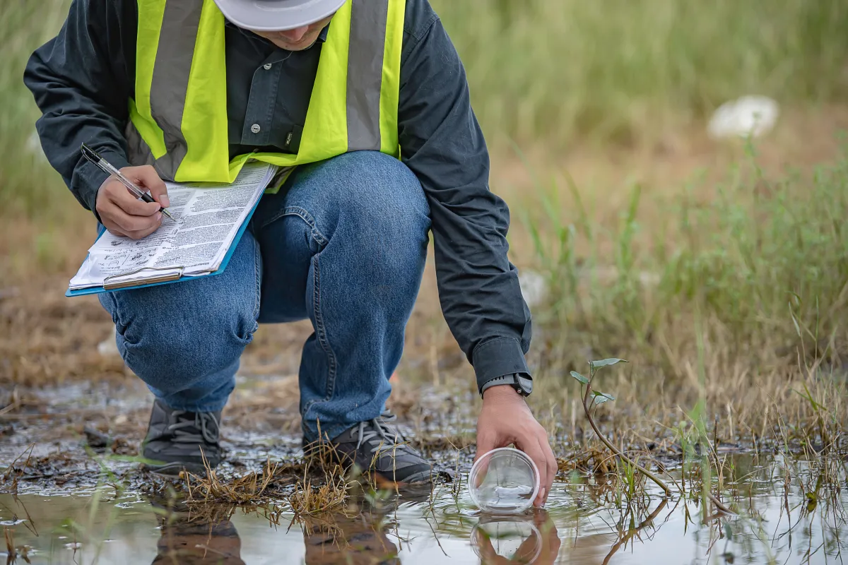 Wasserprobenentnahme fürs Labor: Sind Schadstoffe enthalten?